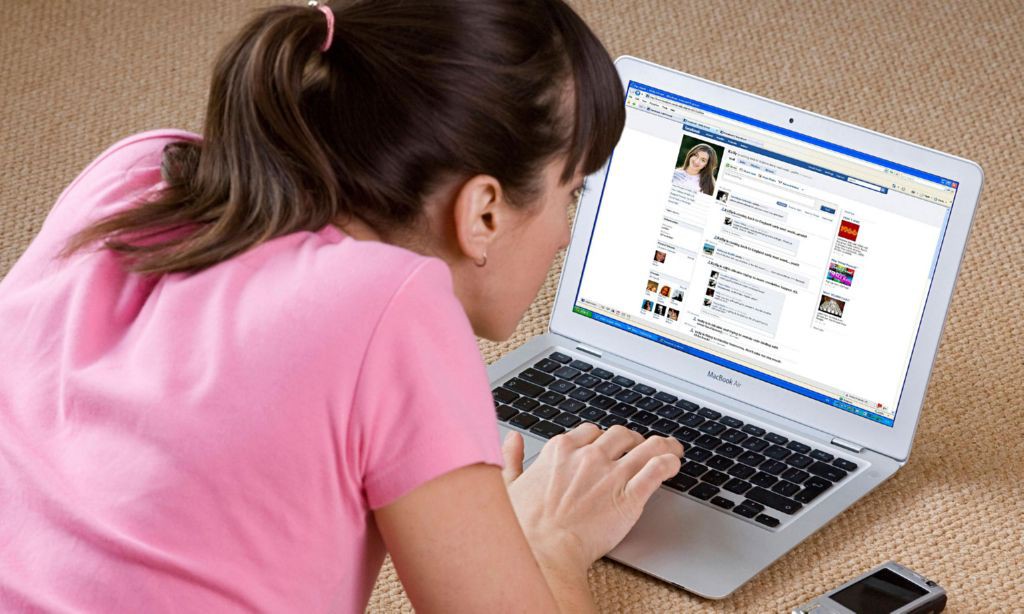 Mirando-Facebook1