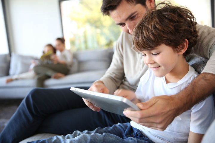 familias-tablet-padre-hijo