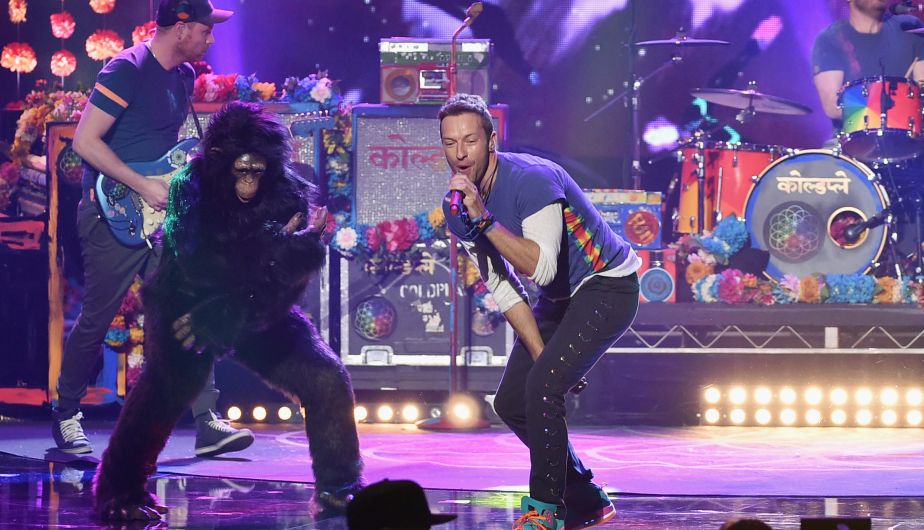 LOS ANGELES, CA - NOVEMBER 22: Singer Chris Martin of Coldplay performs onstage during the 2015 American Music Awards at Microsoft Theater on November 22, 2015 in Los Angeles, California. Kevin Winter/Getty Images/AFP