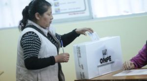 ELECCIONES MUNICIPALES PARA ELEGIR A 22 NUEVOS REGIDORES. VOTACION DE LOURDES FLORES NANO, LIDERESA DEL PPC