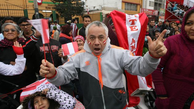 LA CIUDAD DE LIMA CELEBRA SU CUMPLEANOS FIESTAS PATRIAS CON UN GRAN DESFILE MILITAR EL PRESIDENTE OLLANTA HUMALA CON SU ESPOSA NADINE HEREDIA EN LA AV BRASIL VENDEN COMIDA Y DESFILAN TANQUES DE GUERRA