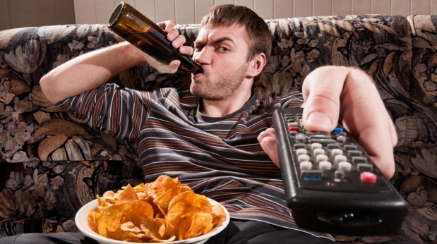 Bebiendo-y-comiendo-en-sillon-619x346