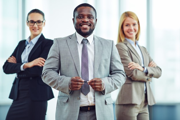 companeros-de-trabajo-teniendo-una-actitud-positiva_1098-729