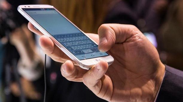 hombre-usando-su-celular