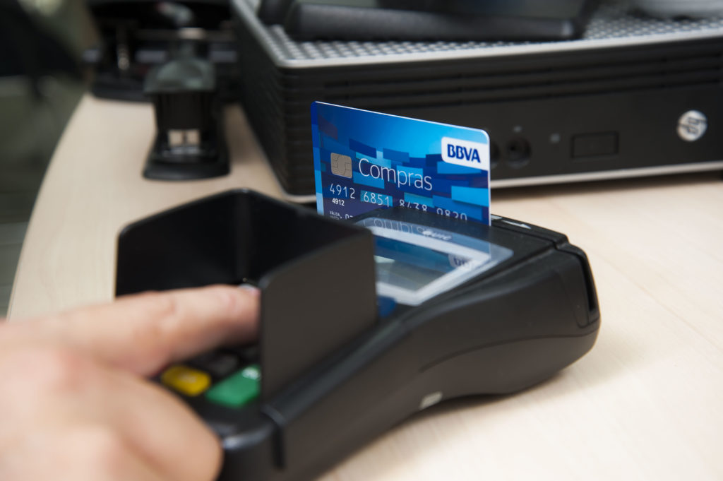 ¿Qué debemos usar: tarjeta de crédito o débito?