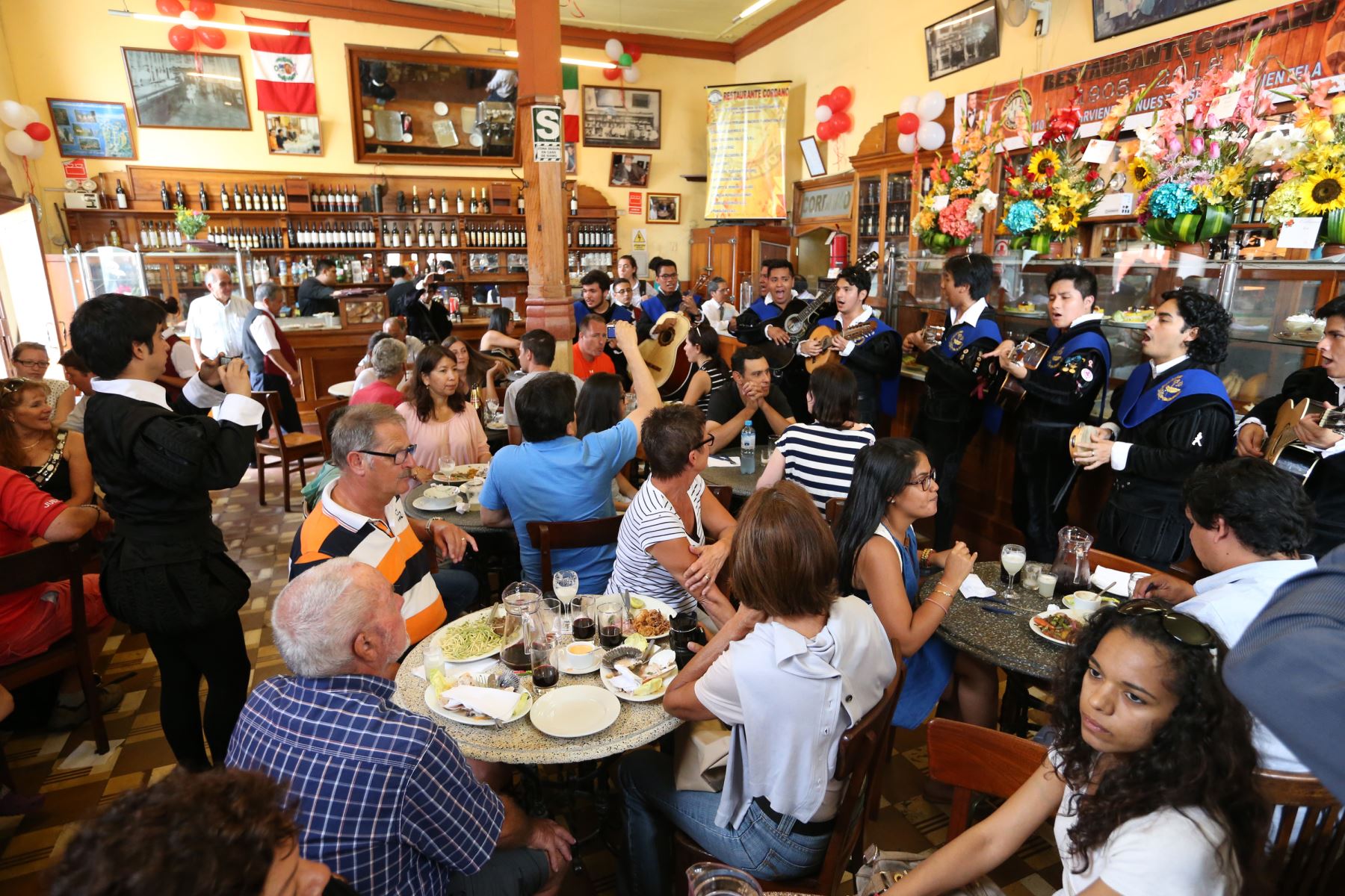¿Cómo deducir gastos en hoteles, restaurantes y bares?