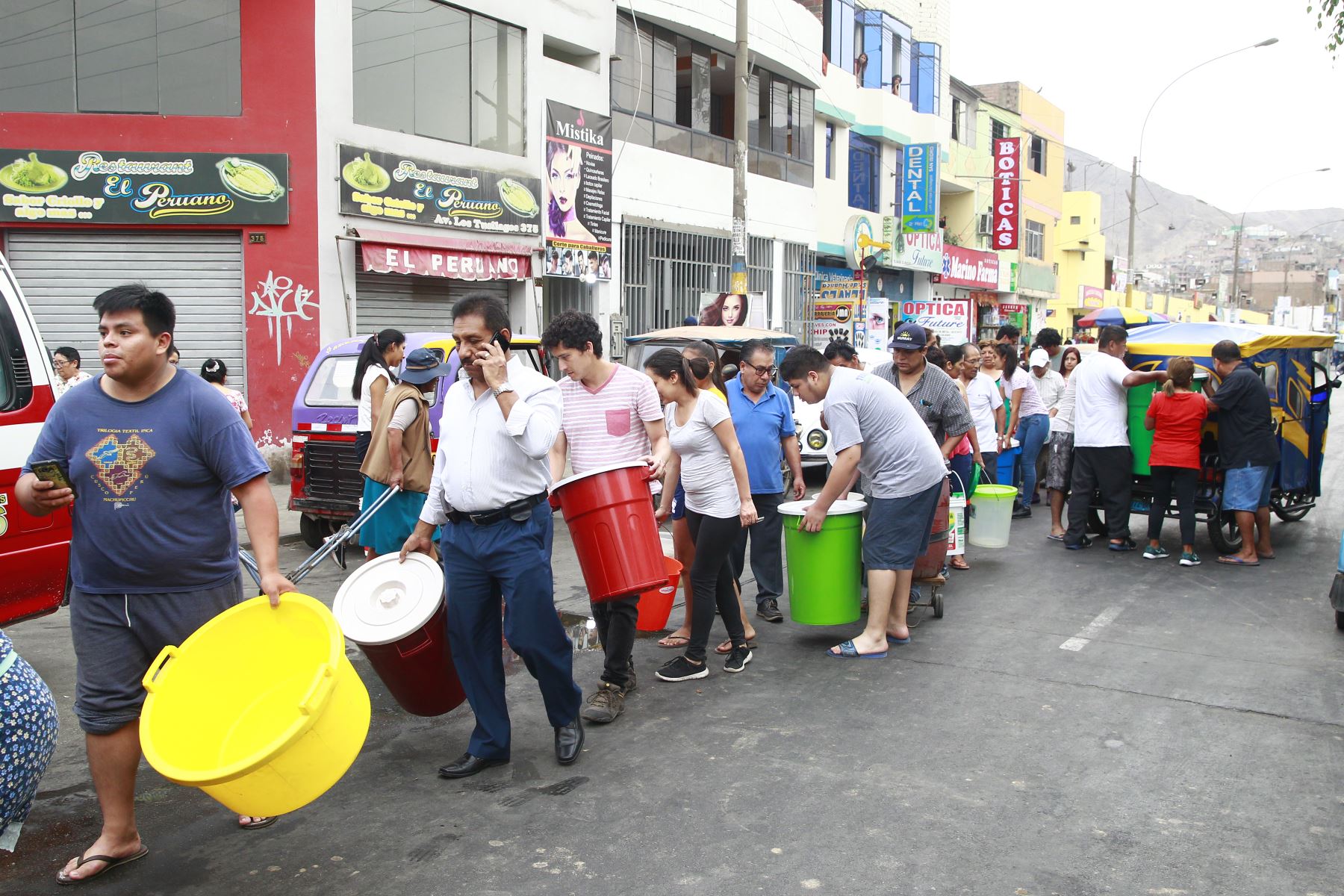 La Superintendencia Nacional de Servicios de Saneamiento (SUNASS), verificará que Sedapal no facture por servicios de saneamiento no prestados efectivamente a vecinos de San Juan de Lurigancho (SJL), de acuerdo a la normativa vigente. Por otro lado, el ente regulador orientará a los usuarios para que presenten sus reclamos en caso Sedapal realice cobros indebidos. “Estaremos vigilantes de que los reclamos se resuelvan en los plazos previstos” precisó Carlos Benites, gerente de usuarios de la Sunass. DENUNCIAS “Como regulador nos aseguraremos que ningún ciudadano afectado por el aniego y la restricción del servicio de agua pague por un servicio que no ha recibido”, precisó Benites, que de presentarse el caso, se debe denunciar ante el regulador. Asimismo, el regulador continúa verificando el abastecimiento del servicio y brindando orientación a la población afectada por el aniego, además de monitorear la culminación del empadronamiento de los mismos para la indemnización correspondiente. Mientras SEDAPAL espera las indicaciones de SUNASS se supo que la empresa de agua y saneamiento ha decidido no emitir recibos de facturación de Enero a los vecinos de SJL.