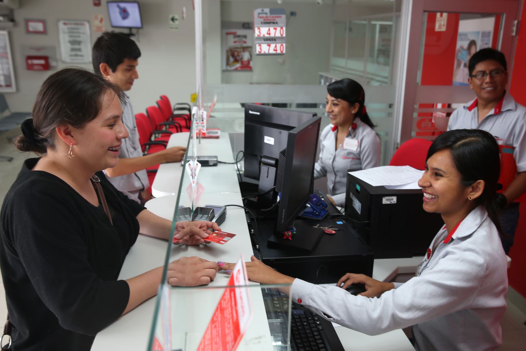 Fuerza laboral de mujeres en bancos crece a 53%