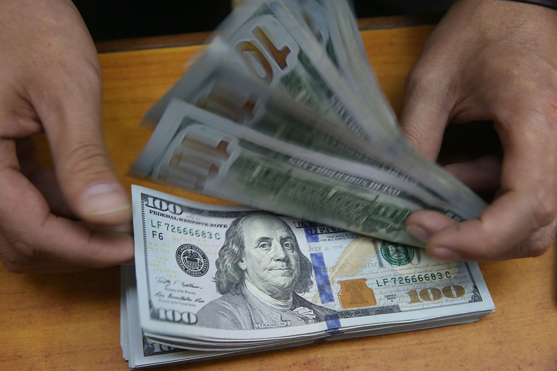 Dólar retrocede a S/. 3.502