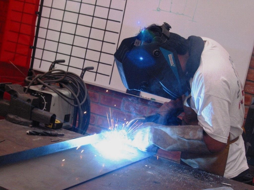 Exportaciones industriales siguen a la baja